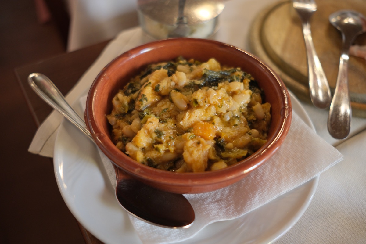 パンと豆、野菜を煮込んだ具だくさんスープ（リボッリータ／Ribollita）