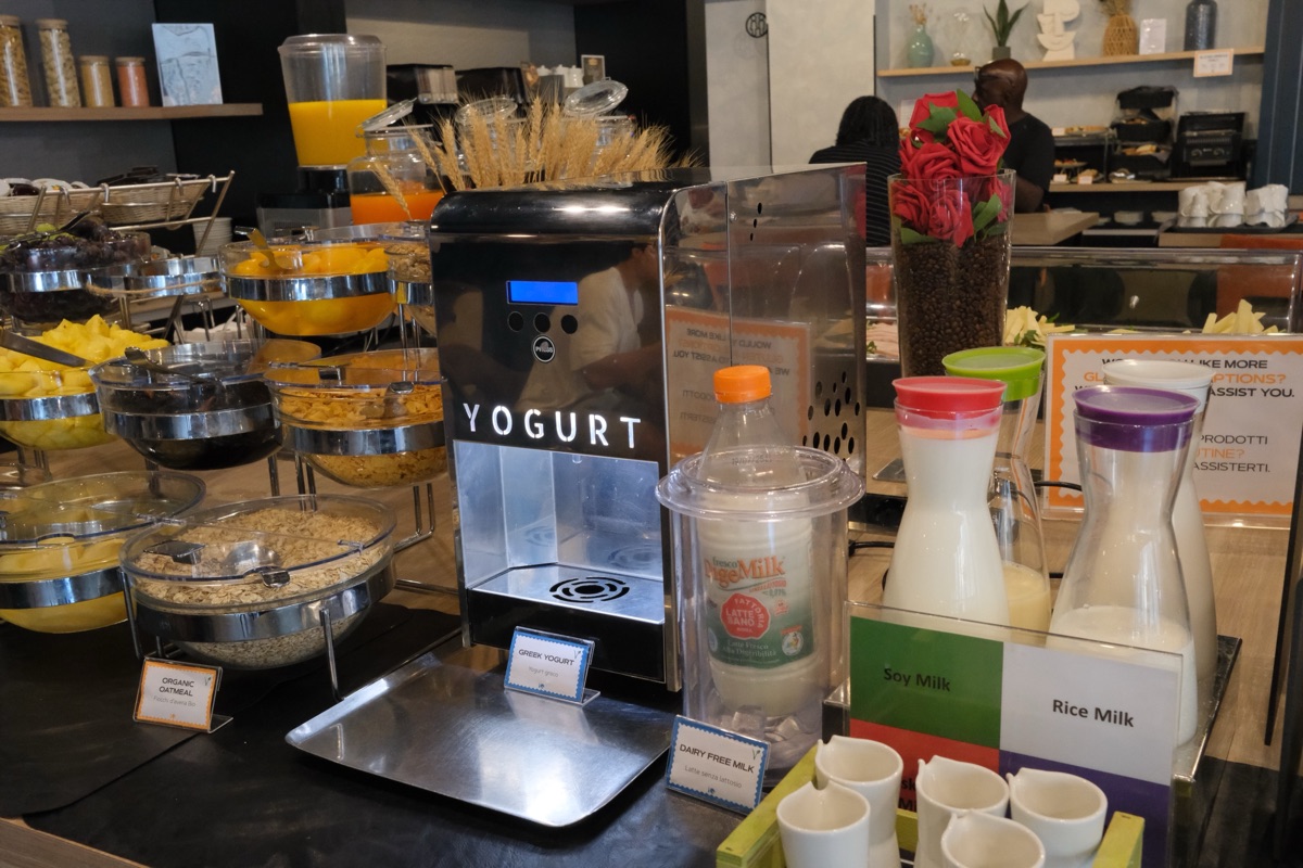 iQ ホテル ローマの朝食の乳製品コーナー、ヨーグルトマシン