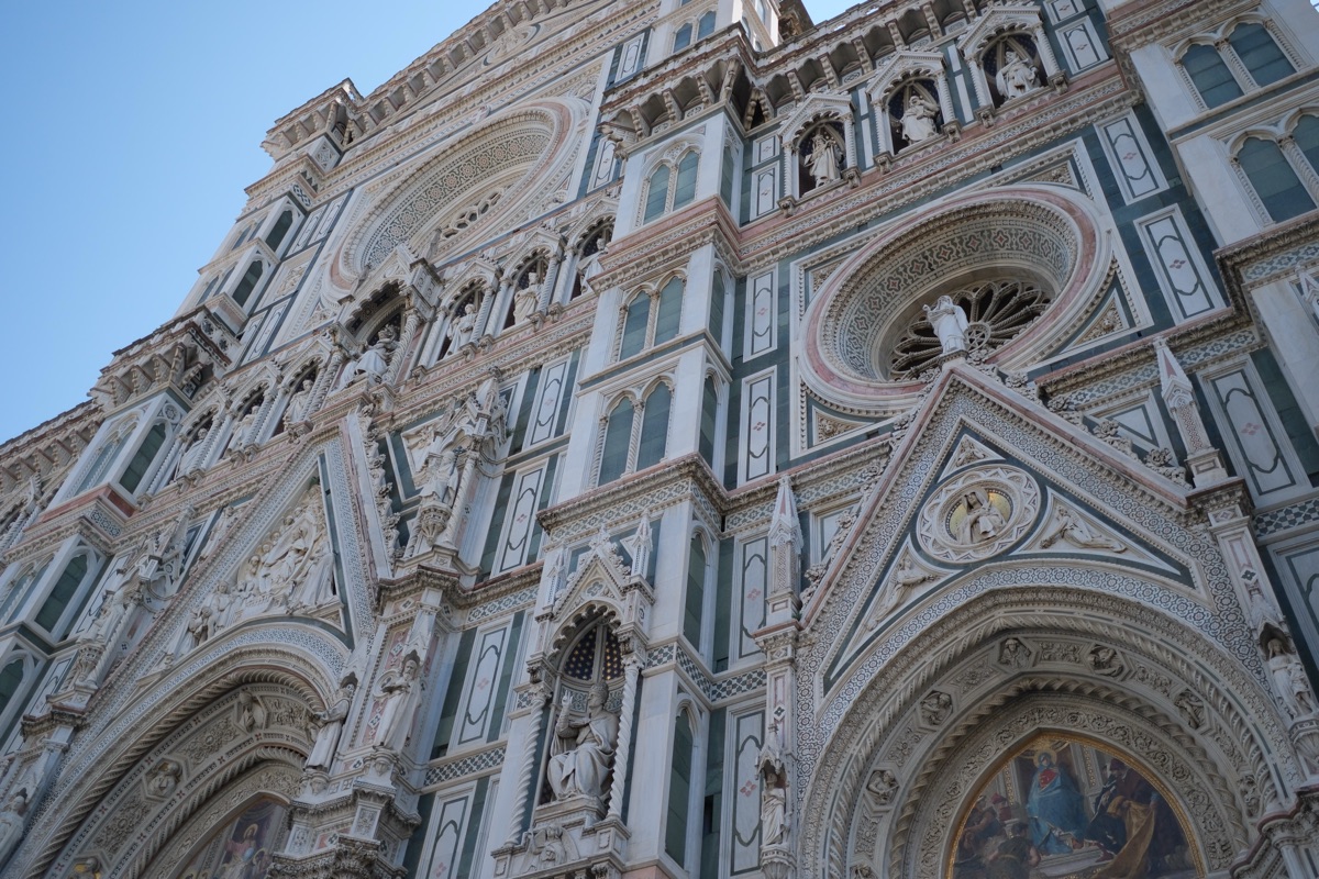 サンタ・マリア・デル・フィオーレ大聖堂のファサードを下から見上げたところ