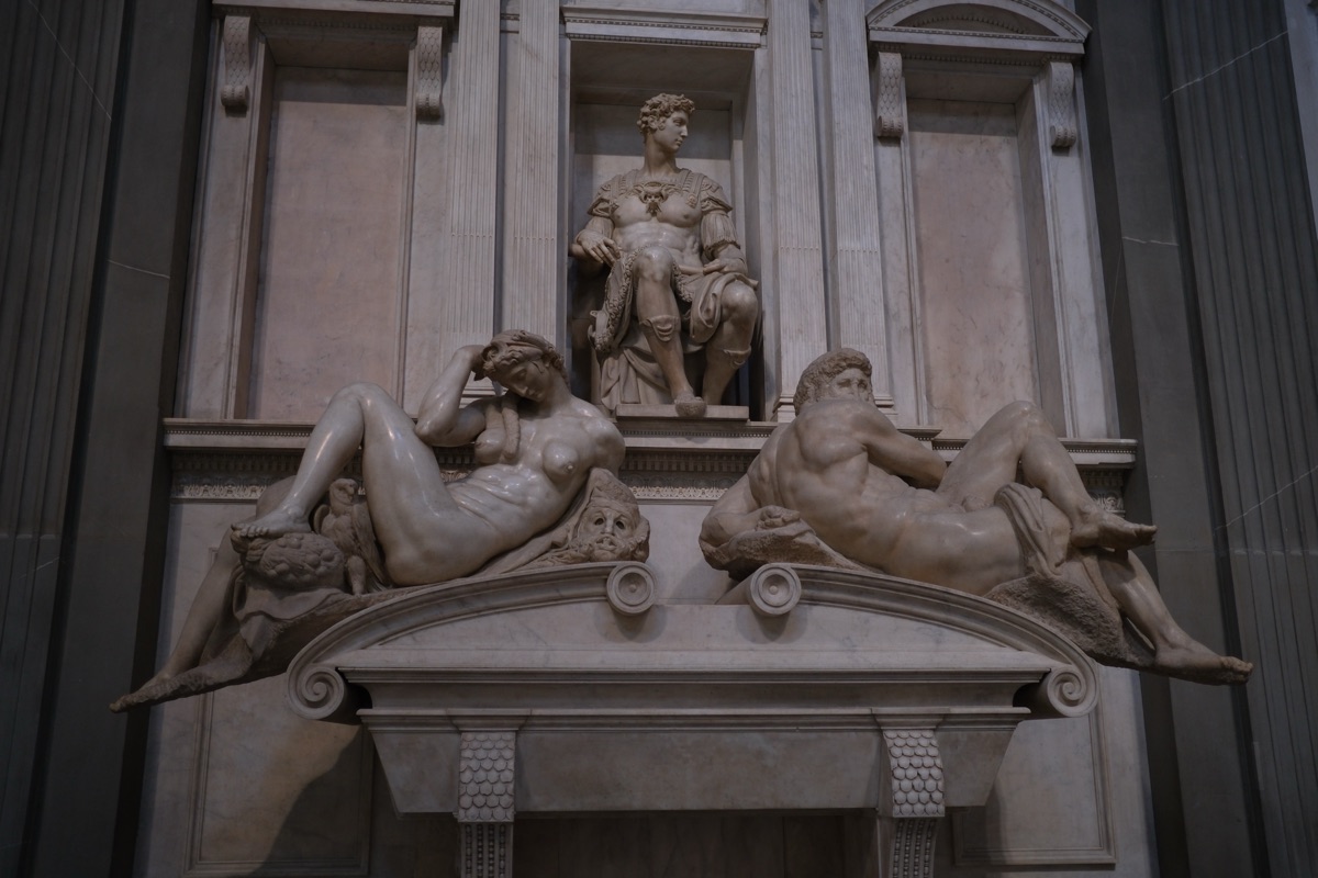 メディチ家礼拝堂の聖具室の彫刻
曙と黄昏