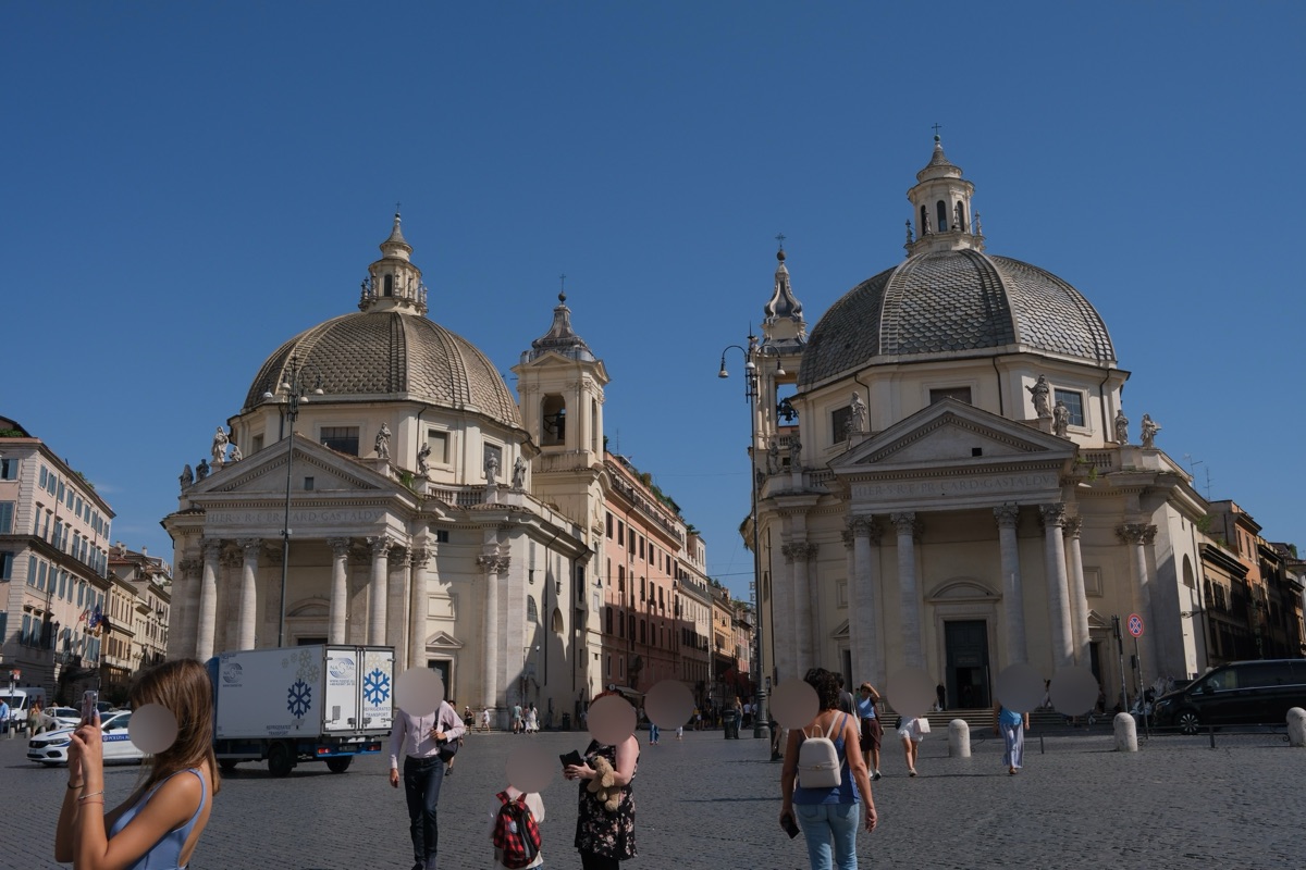 左：サンタ・マリア・イン・モンテサント教会（Basilica di Santa Maria in Montesanto）
右：サンタ・マリア・デイ・ミラーコリ教会（Chiesa di Santa Maria dei Miracoli）