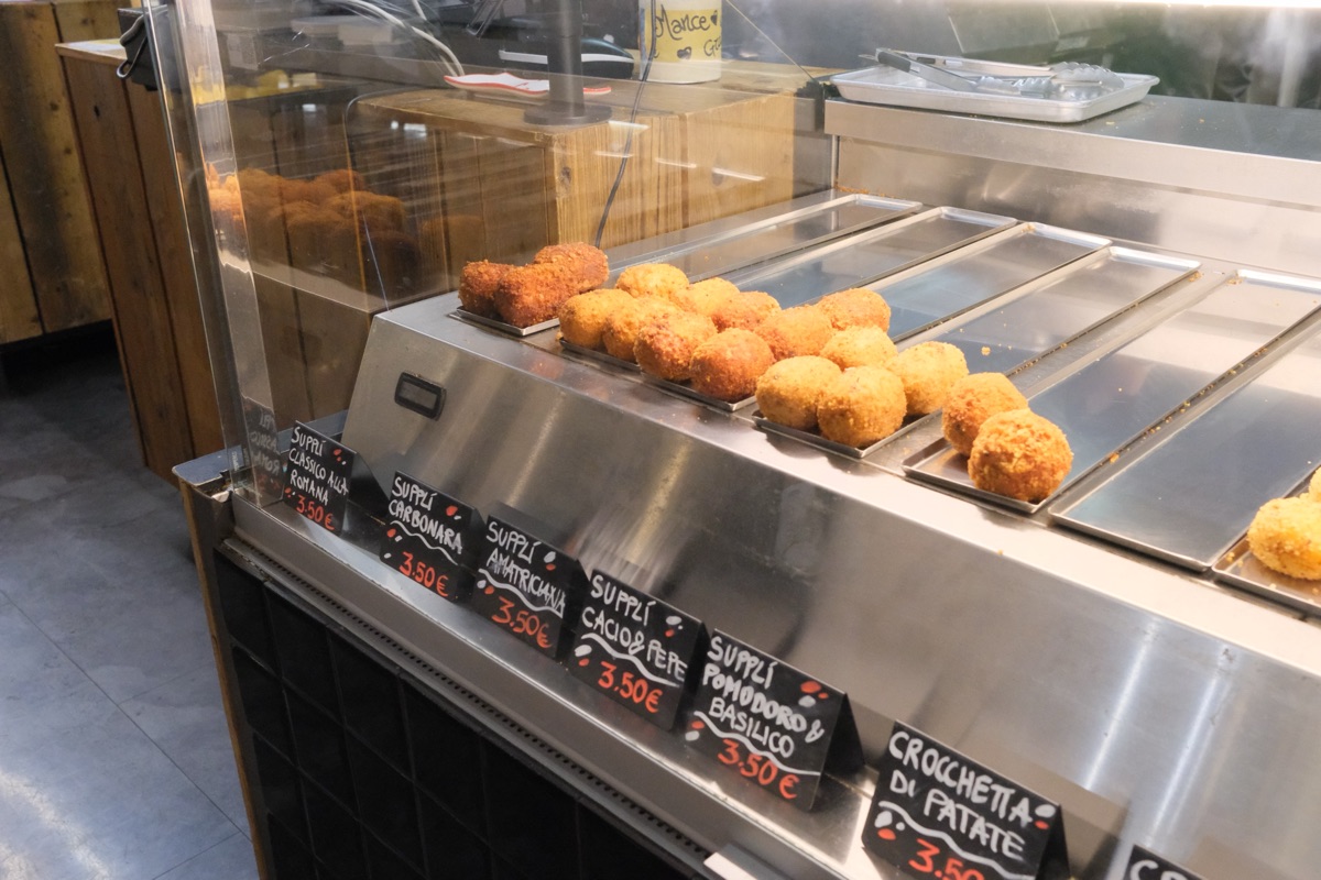 メルカート・チェントラーレ・ローマの揚げ物が売っているお店のショーケース
