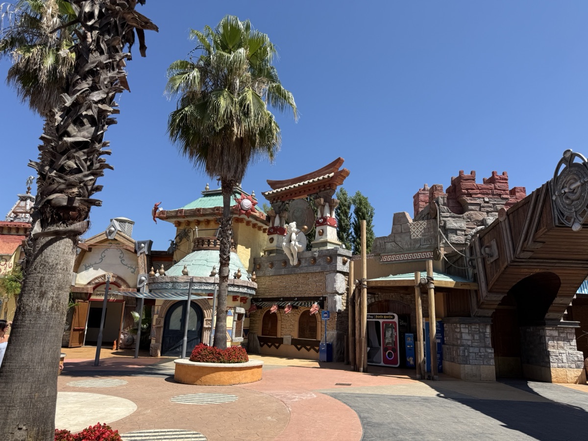 マジックランドの入口付近にあるお店が集まるエリア
個性的な建物たち