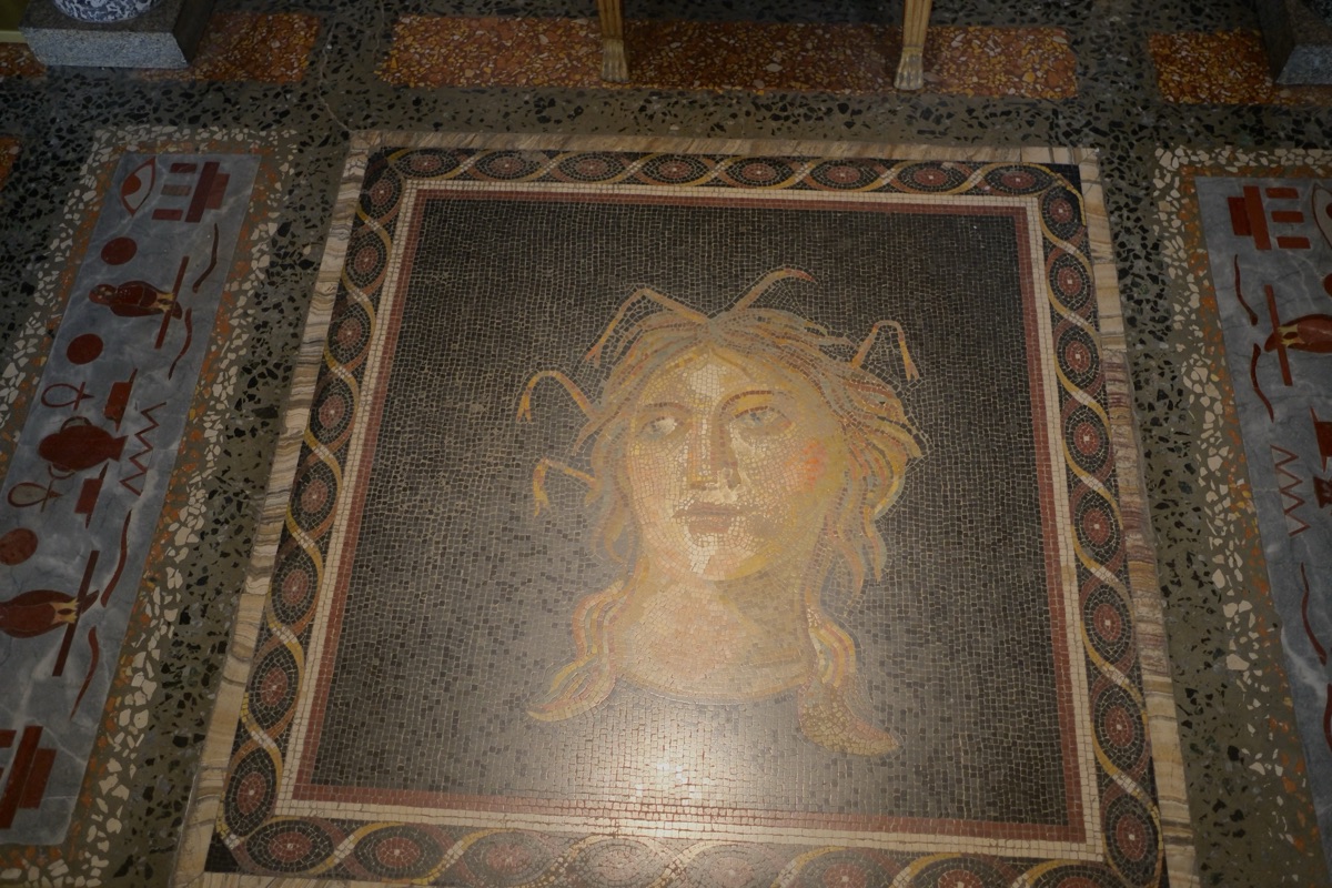 海の女性擬人像を表す床モザイク