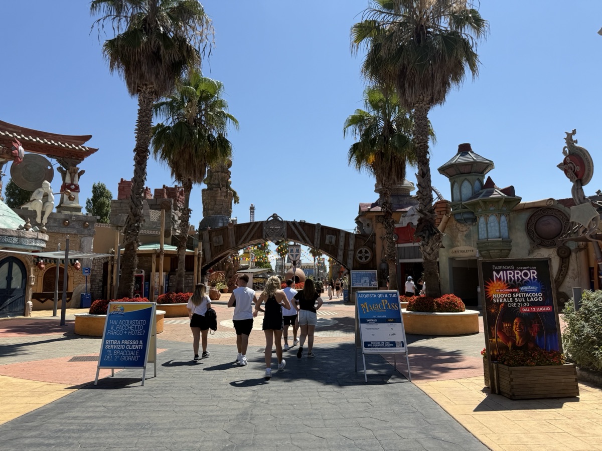 マジックランドの入口付近にあるお店が集まるエリア