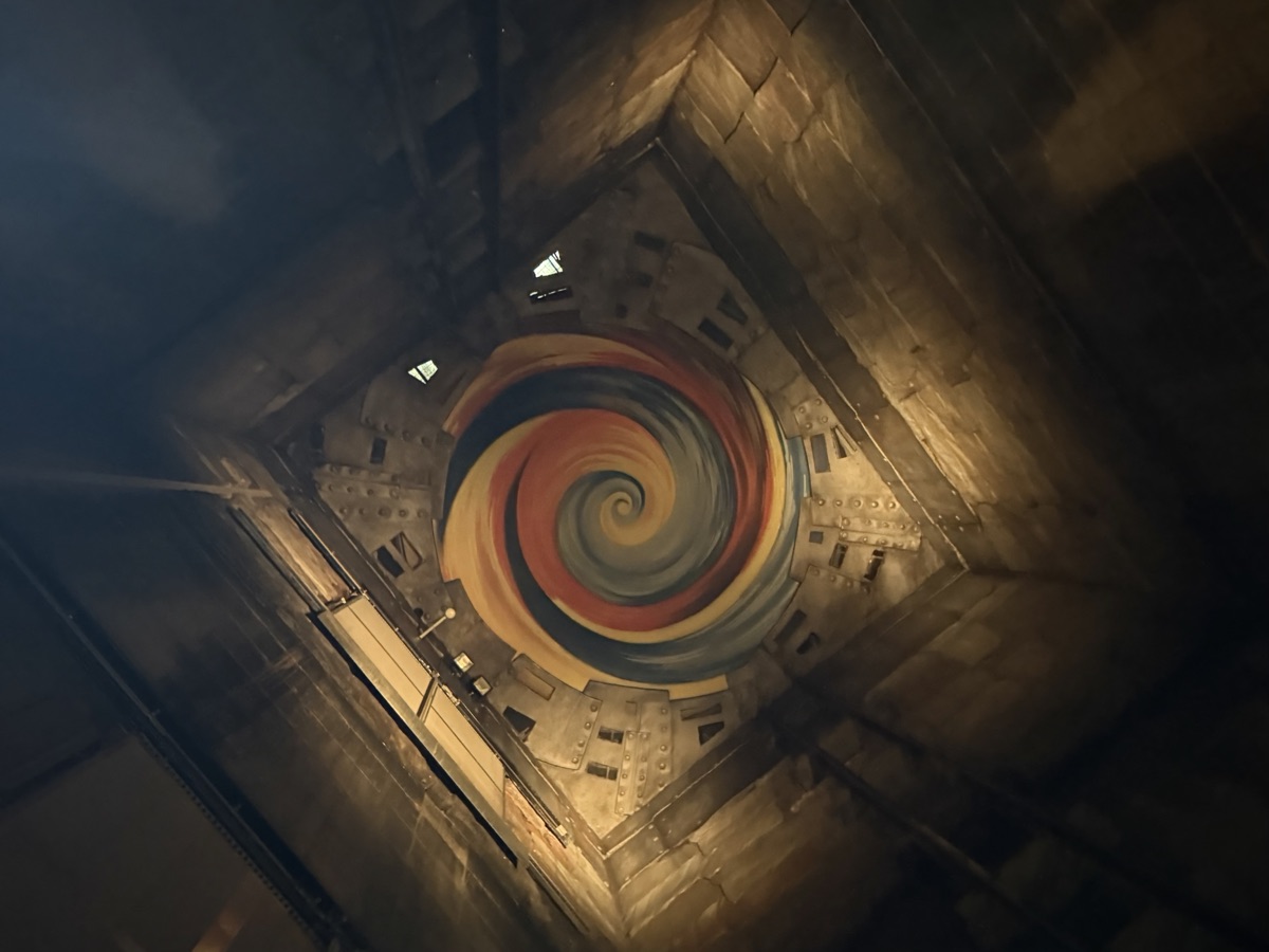 メゾン・フーディーニの帰りエレベーター
天井を見上げたところ