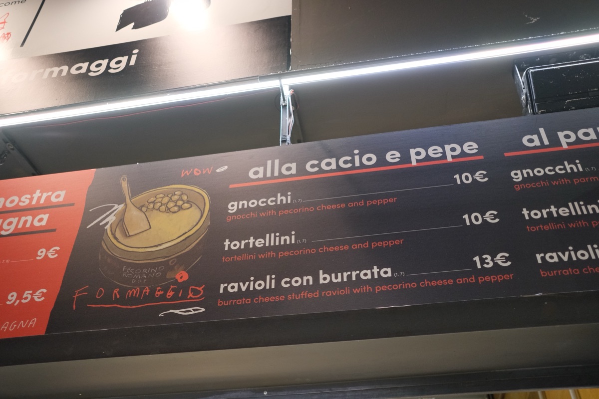 メルカート・チェントラーレ・ローマのカチョエペペが売っているお店のメニュー表