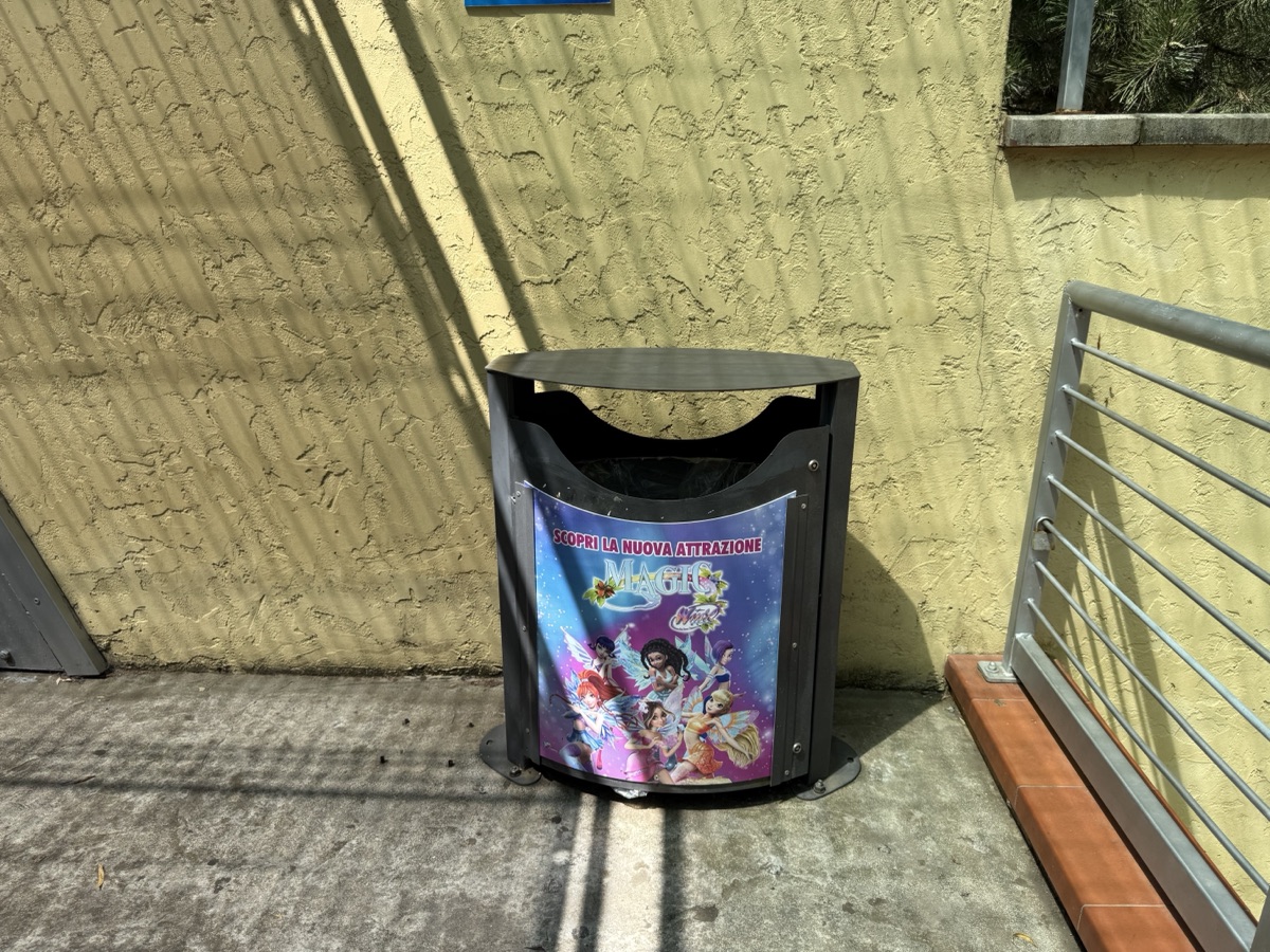 ウィンクス・クラブのトラッシュカン