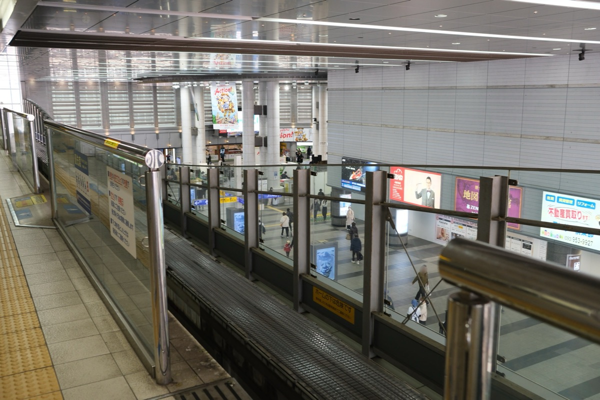 モノレールの駅からコンコースを見下ろす