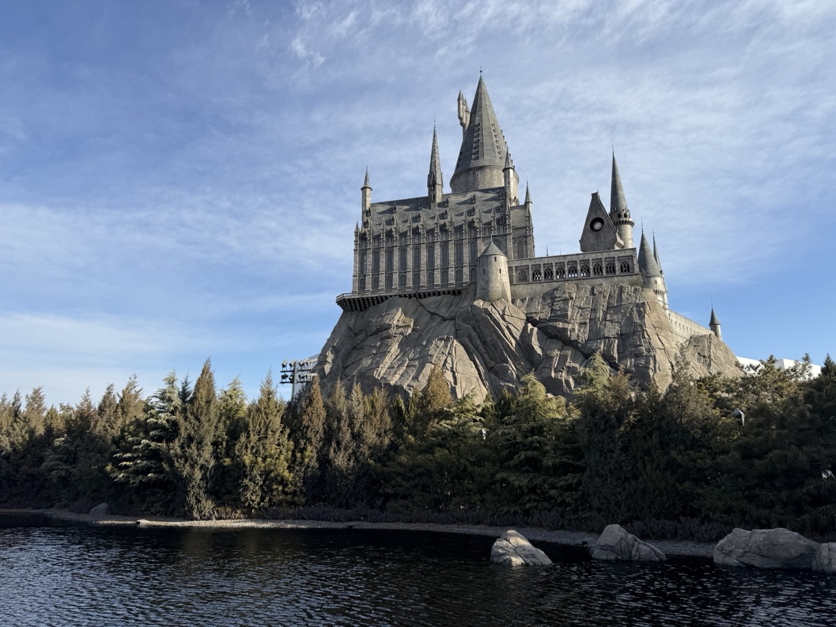 ホグワーツ城と池