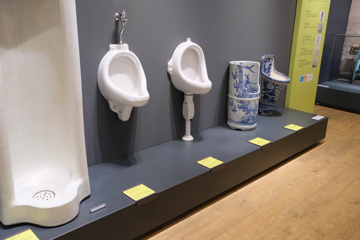 歴代の小便器の展示