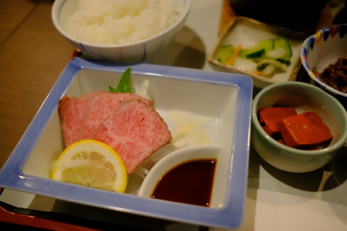 まるたけ近江西川のすき焼きの付け合わせのタタキ