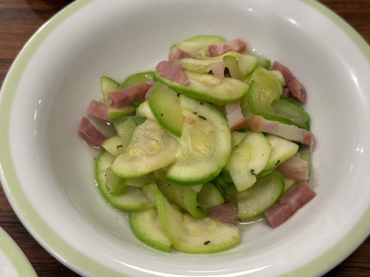 ズッキーニのオリーブオイル炒め（橄榄油炒西葫芦）