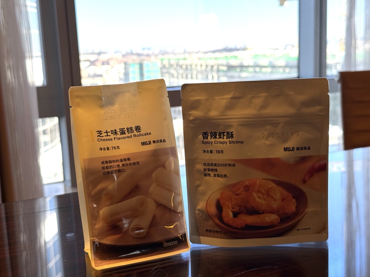 芝士味蛋糕卷、香辣虾酥