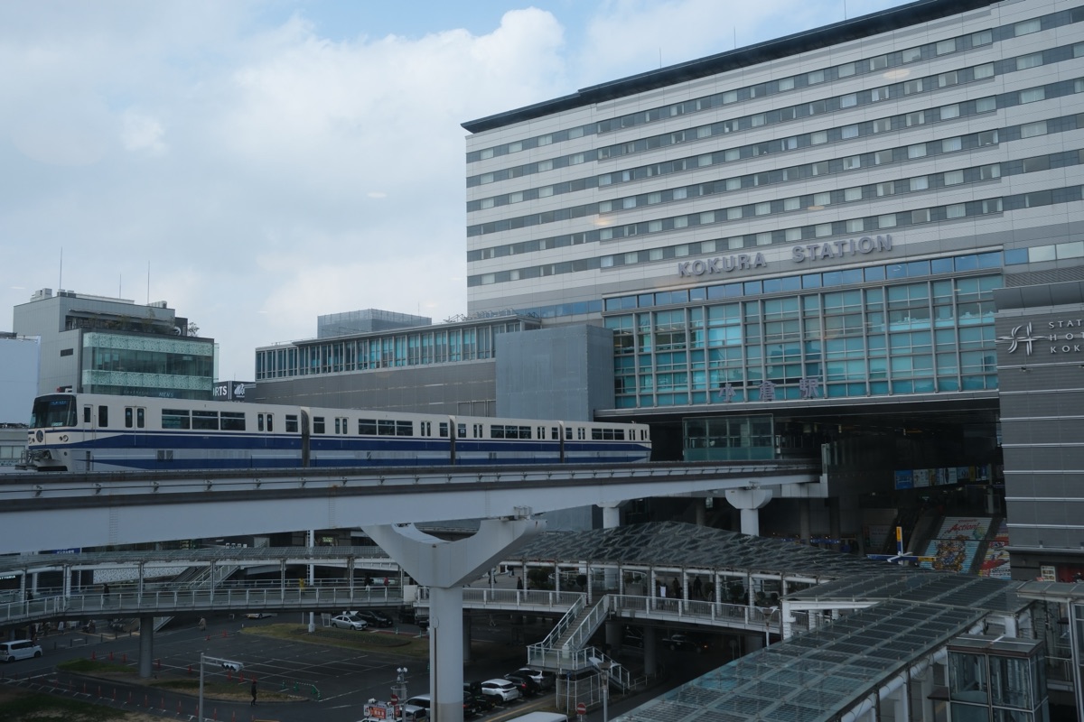 小倉駅の駅ビルとモノレール