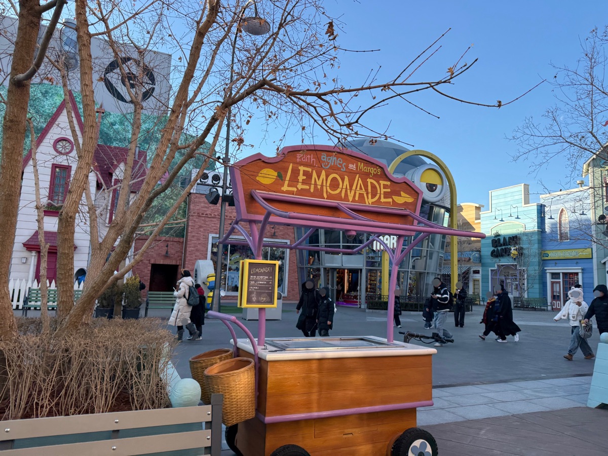 ミニオンのエリア風景とハリーポッターに向かう人々
レモネード屋さん