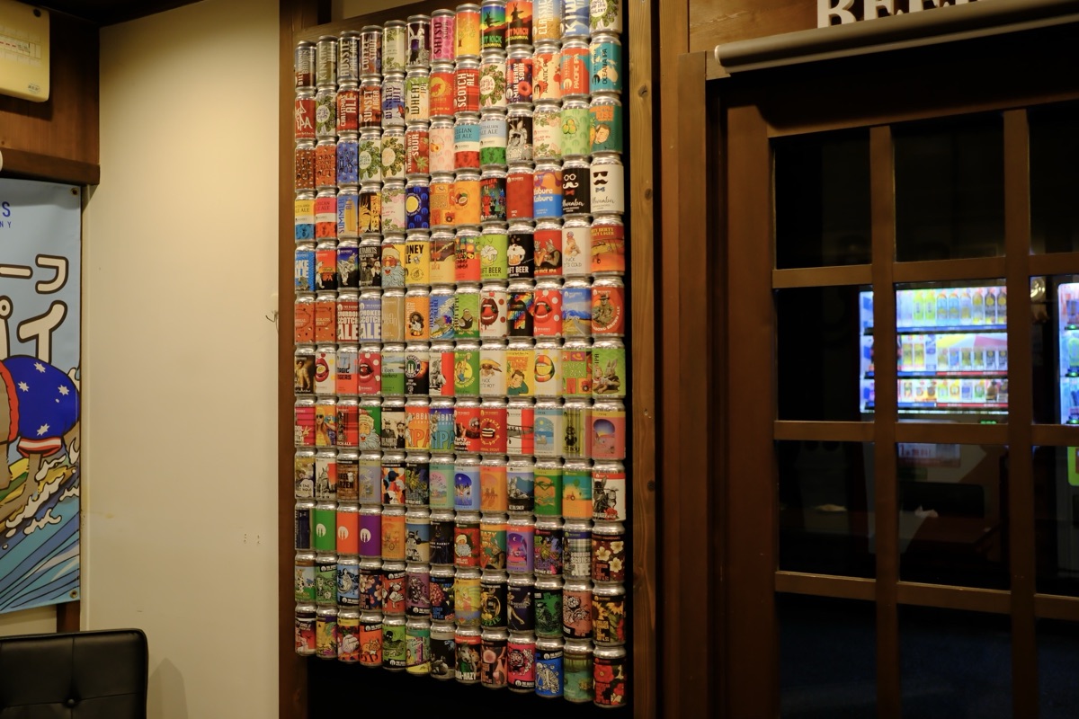 Two Rabbits Brewing BEER HOUSE(二兎醸造直営店)の中に飾られた缶のディスプレイ