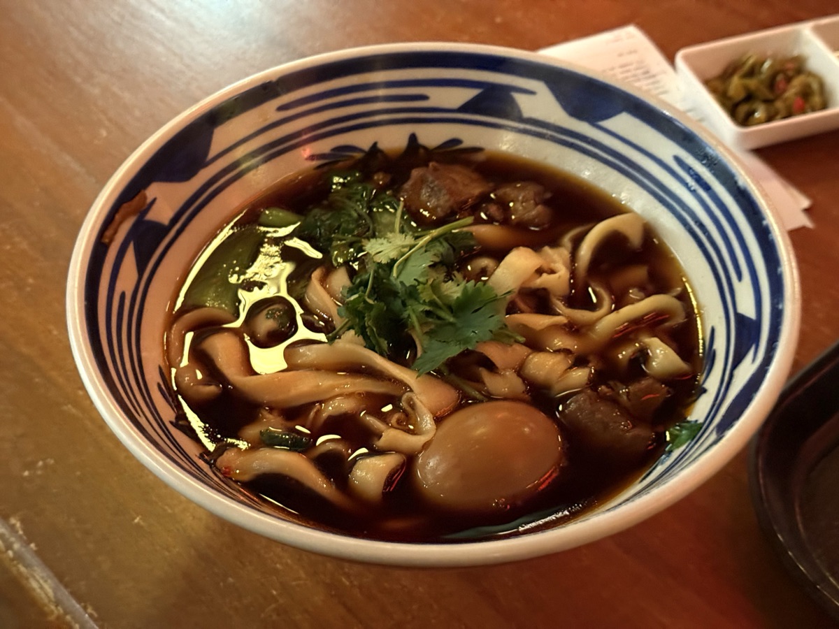 牛肉の醤油煮込み刀削麺 煮卵付き（红燒牛肉刀削面配鹵蛋）