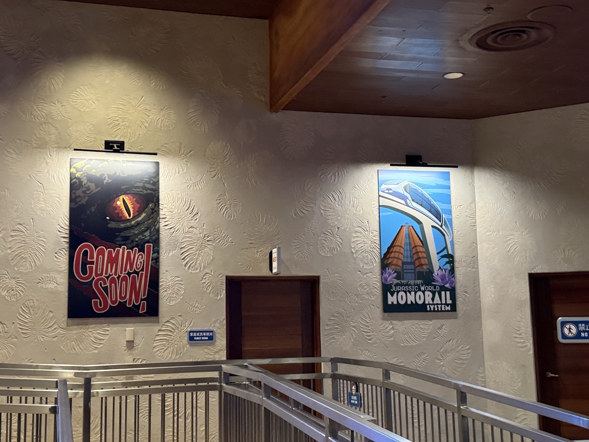 ジュラシック・ワールド・アドベンチャーの待ち列にあったディズニーのモノレールのようなポスター