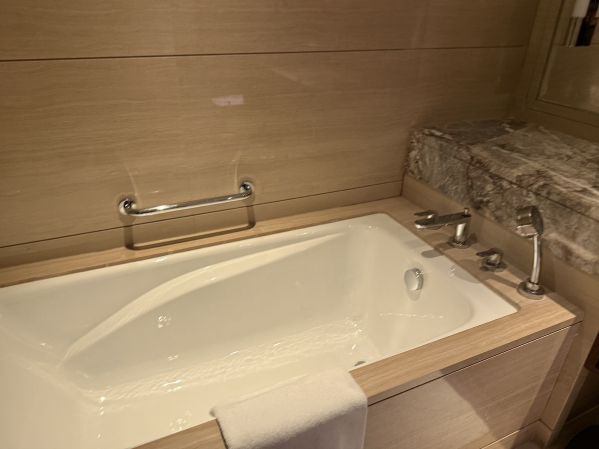 JWマリオット・ホテル北京セントラルの部屋のバスタブ