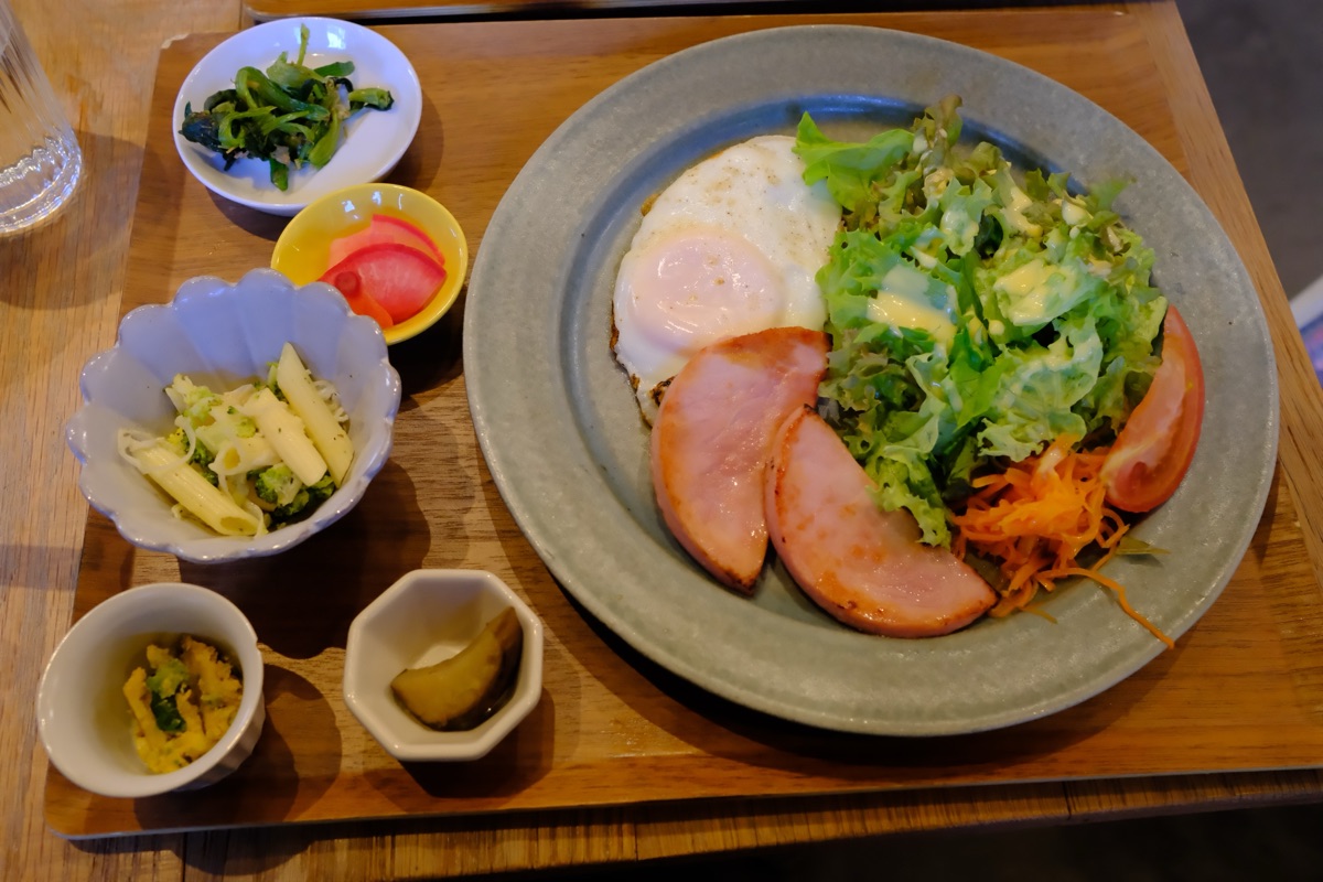 朝食　厚切りハムと目玉焼き　副菜