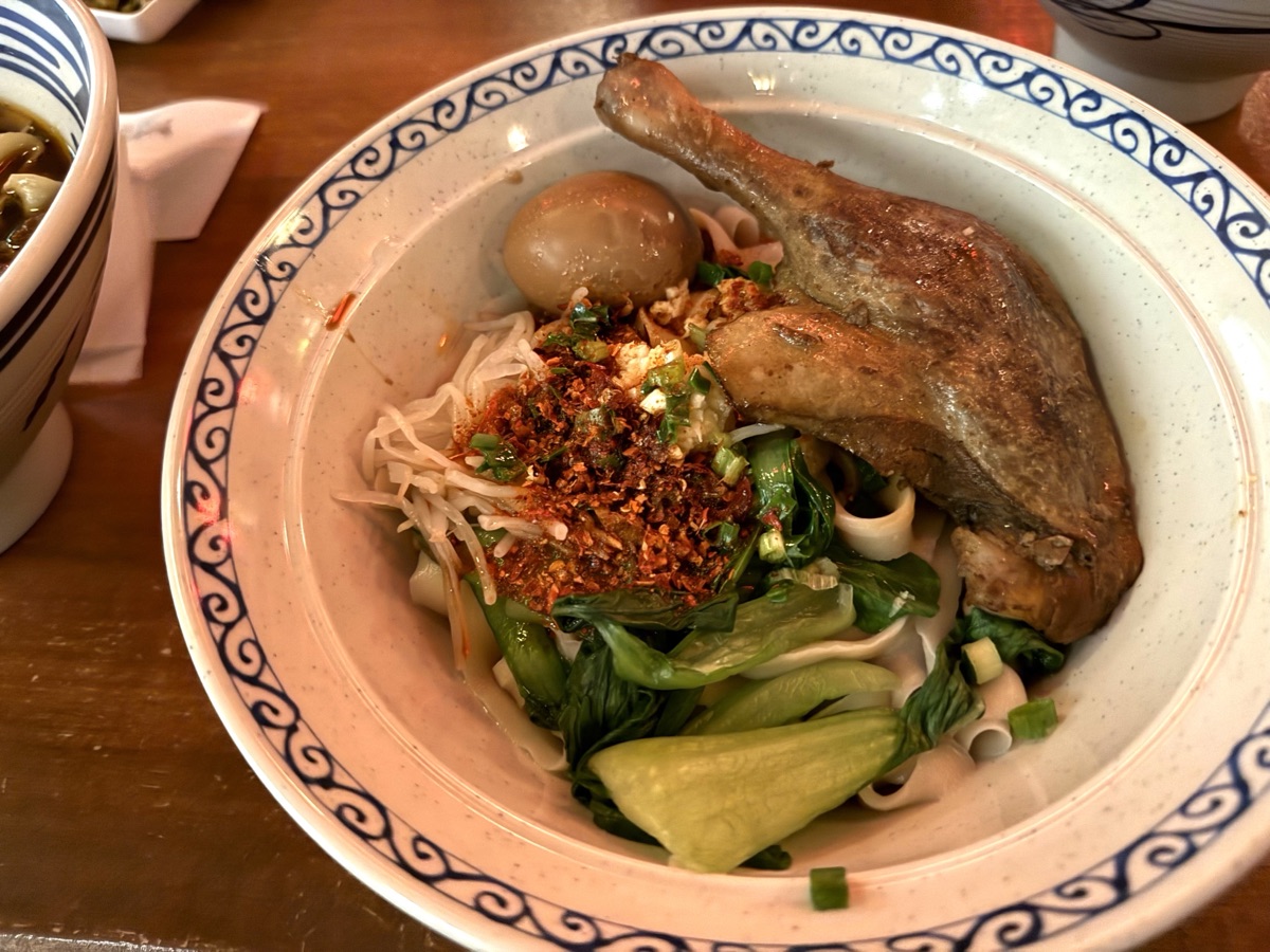 五香スパイス香る鴨もも か香ばし辛味ダレの刀削麺 煮卵付き（五香鸭腿油泼辣子刀削面配卤蛋）