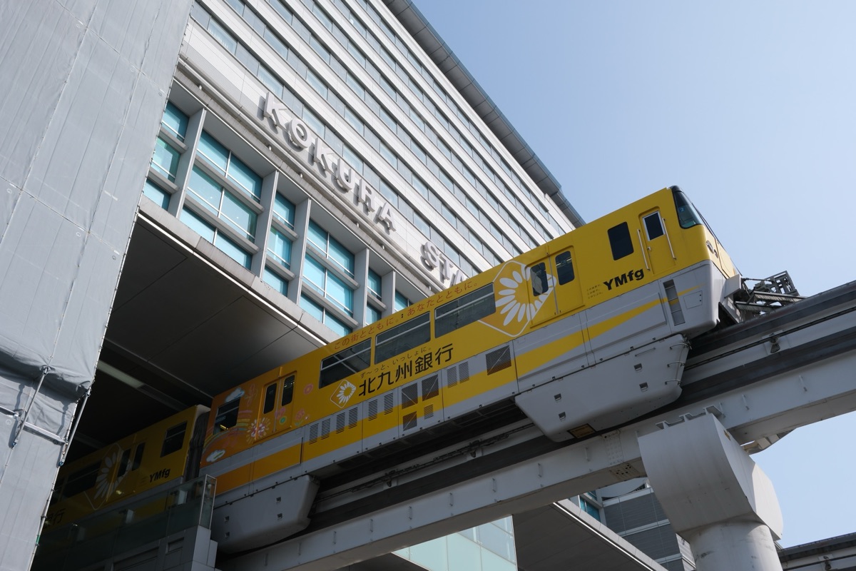 小倉駅の駅ビルにモノレールが入っていくところ