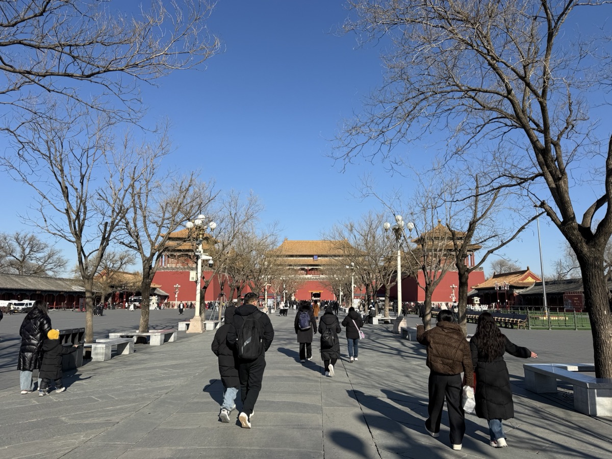 天安門城楼をくぐったあとの景色