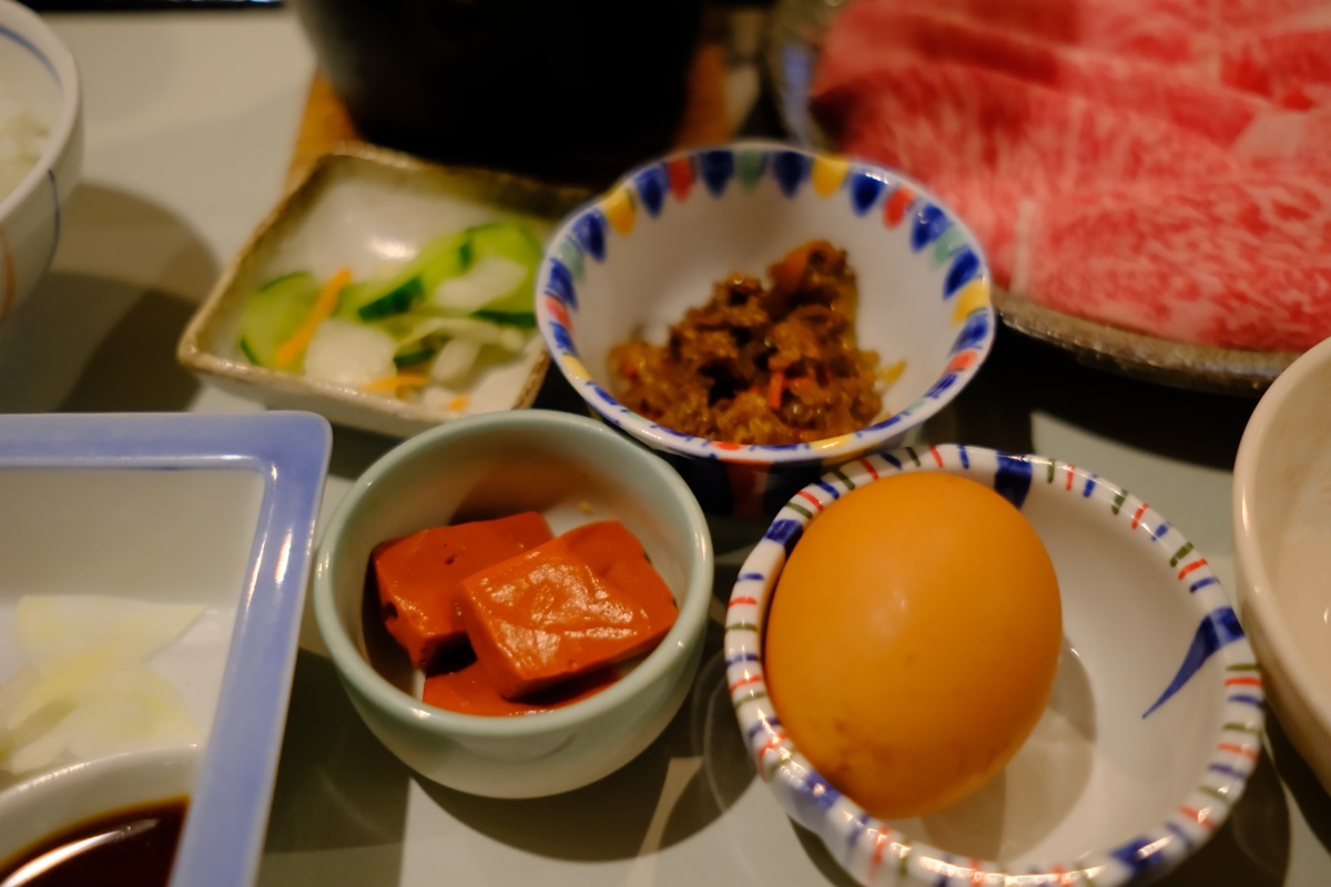 まるたけ近江西川のすき焼きの付け合わせの赤こんにゃく