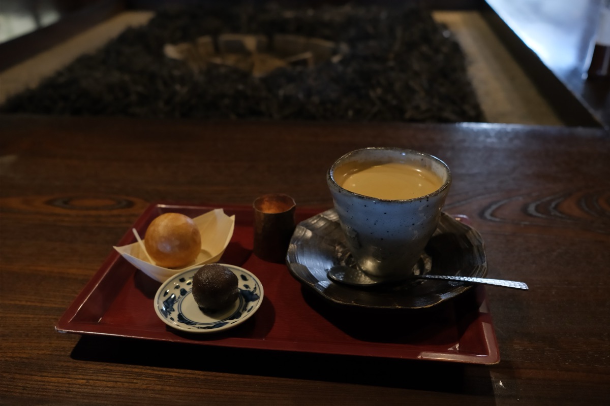 たねや 日牟禮乃舍
あんコーヒーとつぶら餅