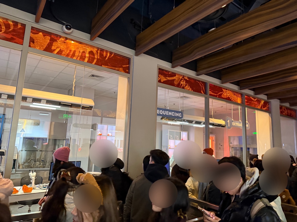 ジュラシック・ワールド・アドベンチャーの並び列の研究所