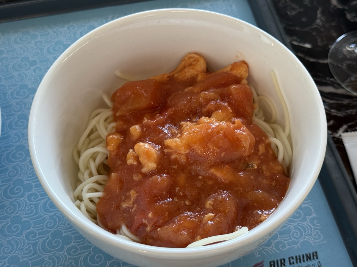 中国国際航空のファーストクラスラウンジのトマト卵炒めの麺
