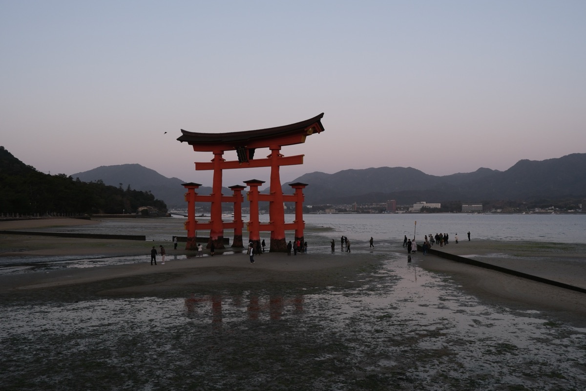 朝の嚴島神社　大鳥居