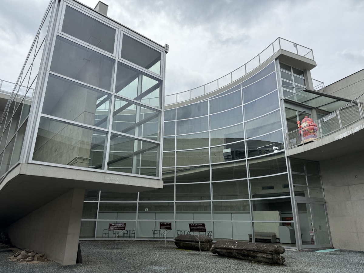 装飾古墳館の中央の広場から見上げたところ