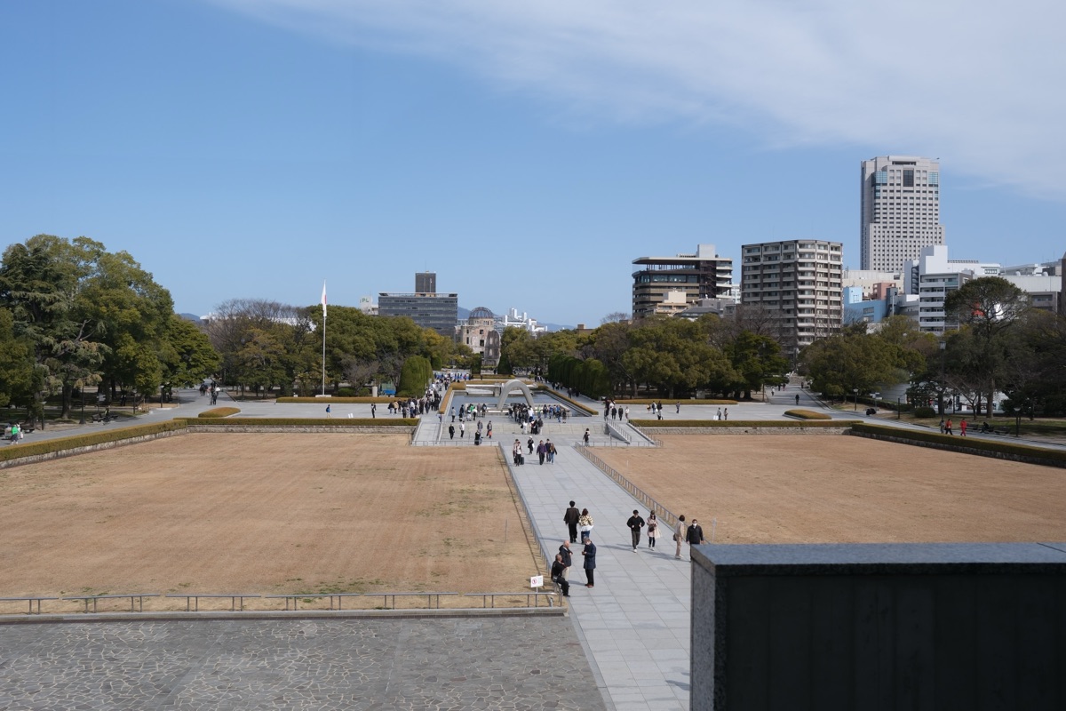 広島平和記念資料館から原爆ドーム方面を眺める