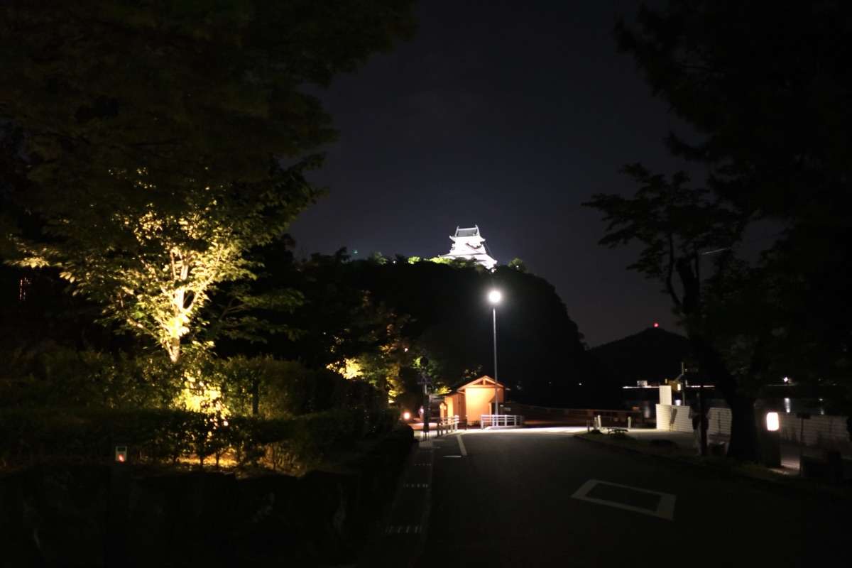 犬山遊園駅からインディゴまでの道で見れる犬山城