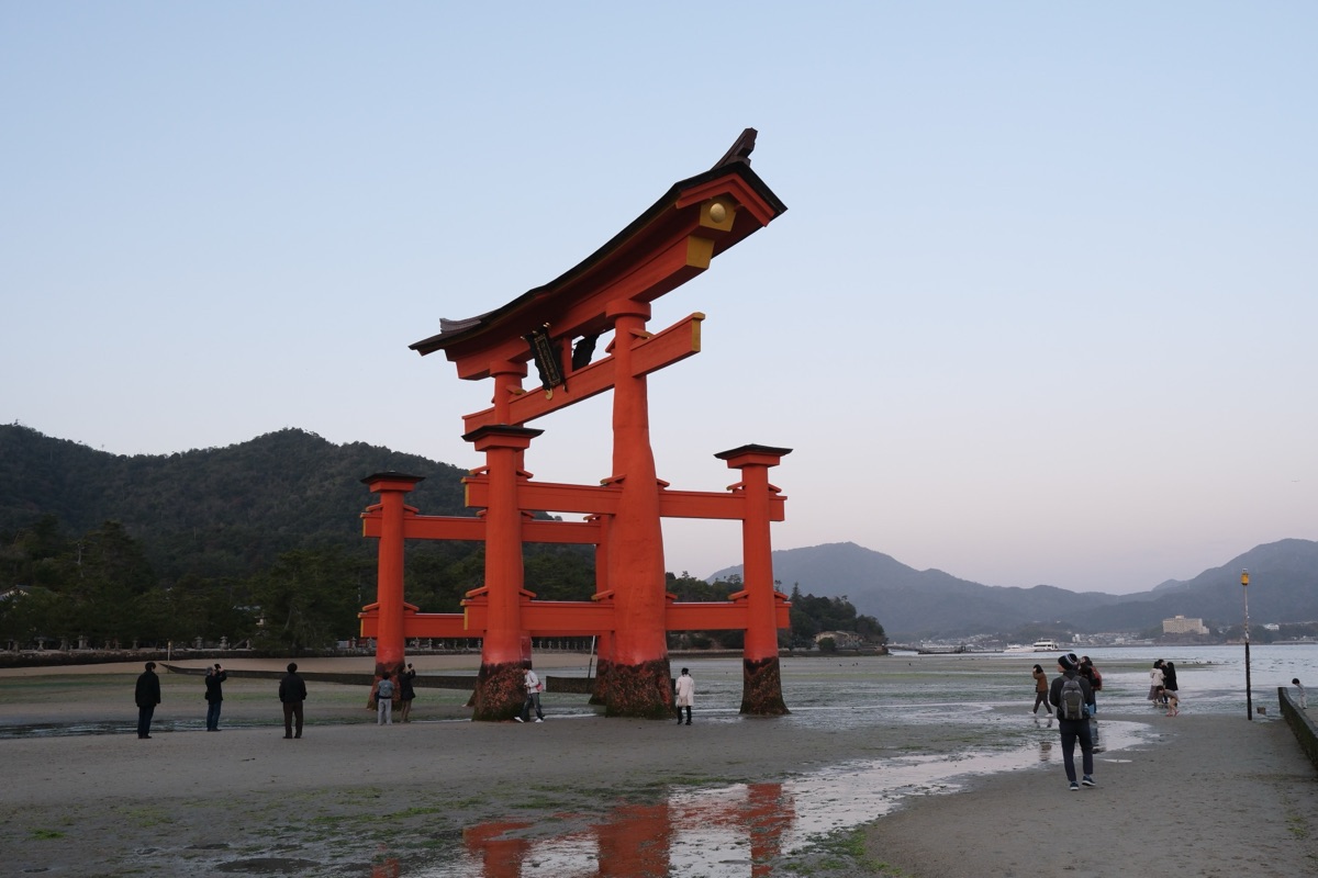 朝の嚴島神社　大鳥居