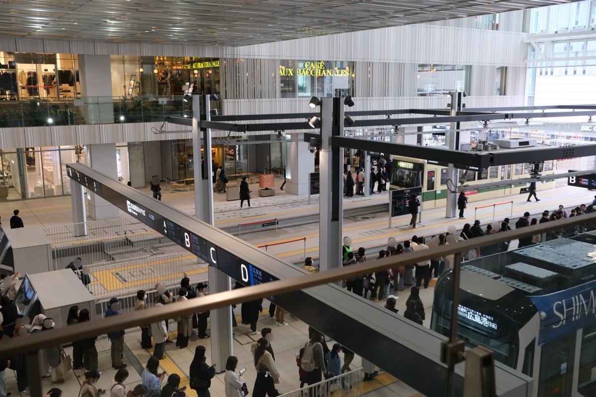 広島市電のホームを上から眺める