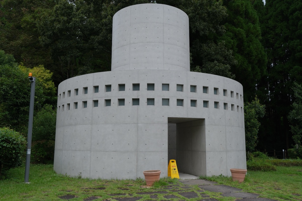 熊本県立装飾古墳館の謎の建物ではなく、トイレ