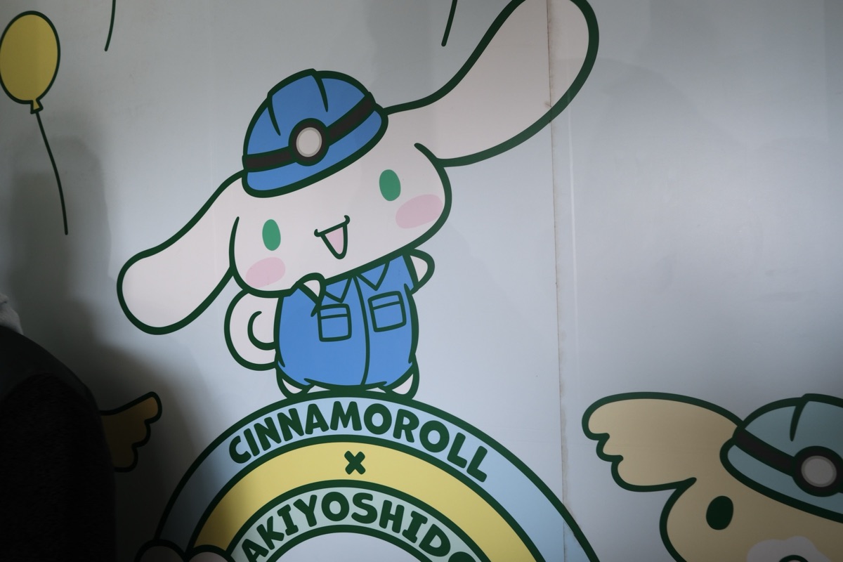 秋吉台に昇るエレベーター内部のシナモロール