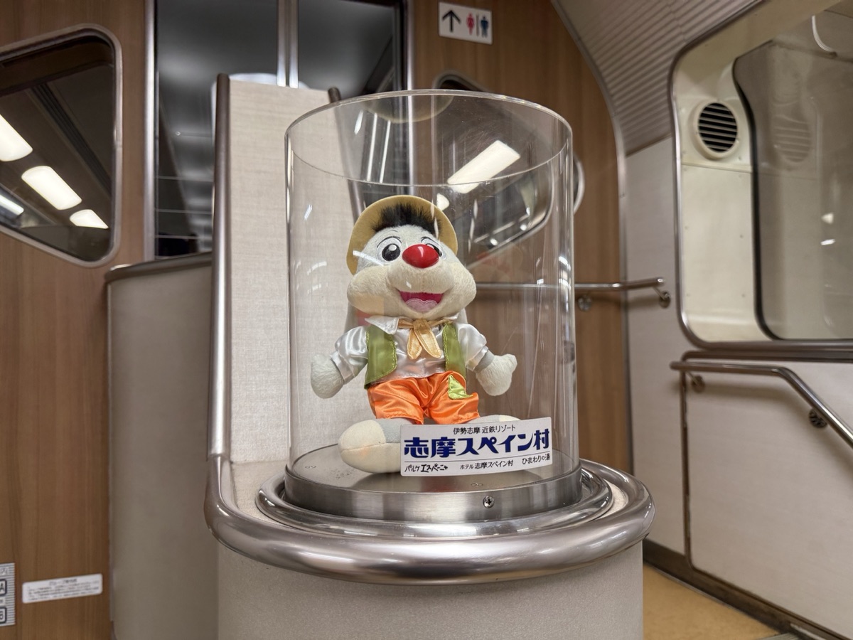 近鉄のビスタカーの中に飾られたパルケエスパーニャのキャラクター