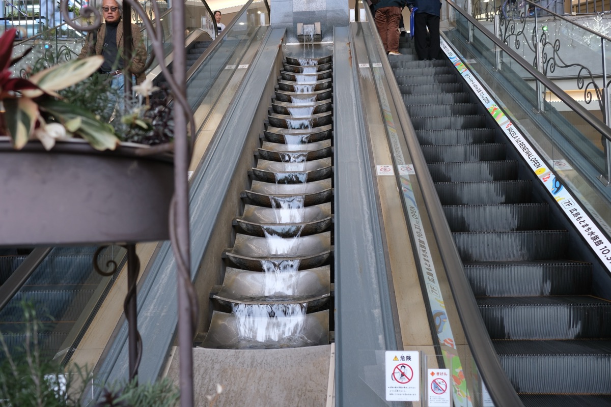 パセーラのエスカレーターと滝