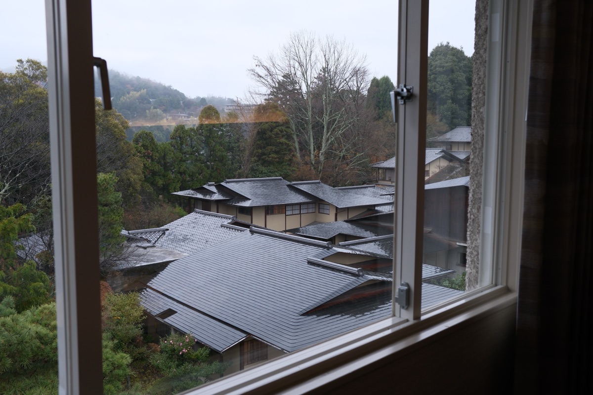 部屋から見えた雨に濡れた桂水園