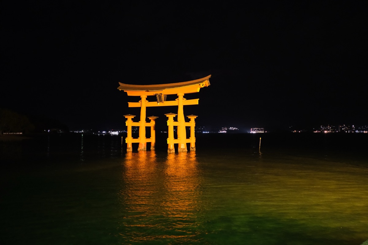 夜の嚴島神社　お鳥居