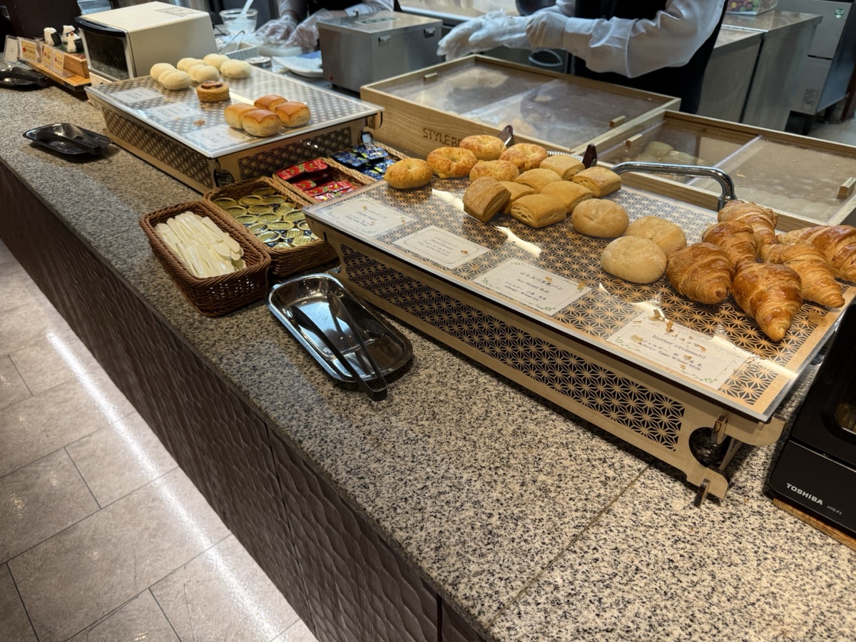 グランディア芳泉の朝食ブッフェのパン