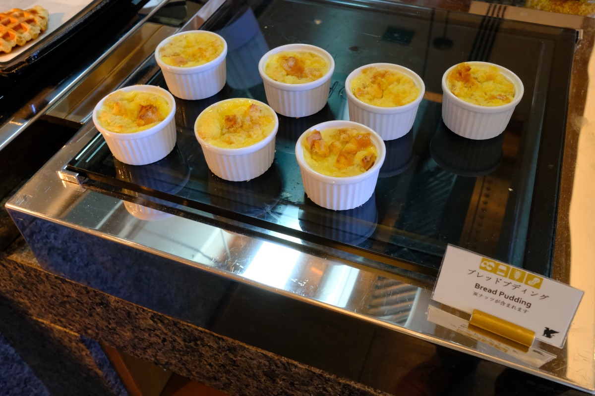 朝食ブッフェのブレッドプディング