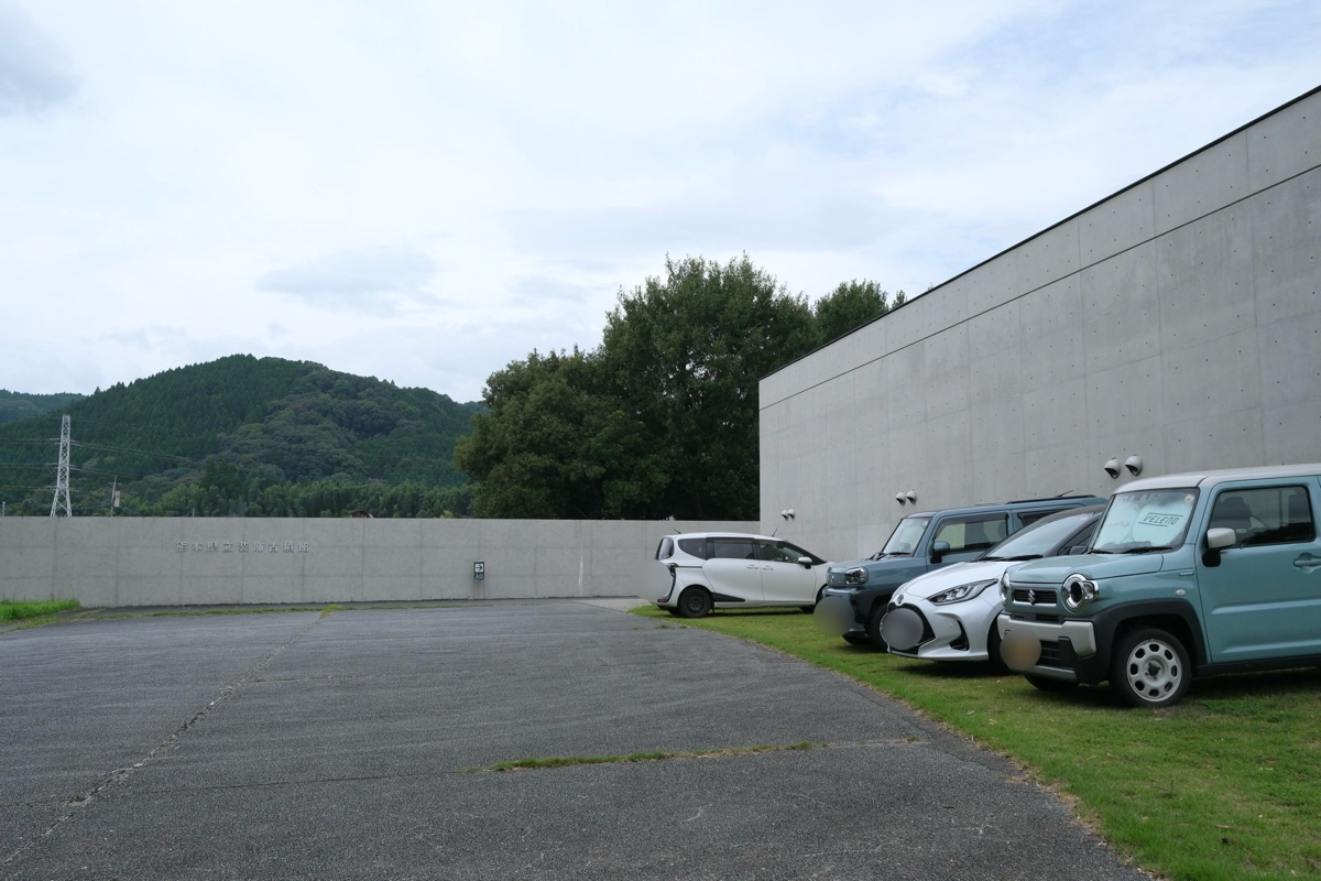 本来のアプローチに駐車された車