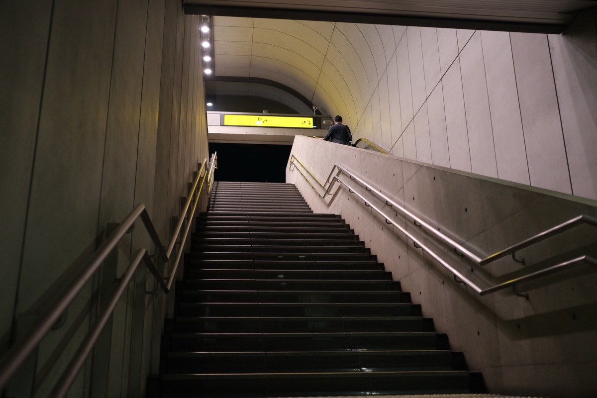 なにわ橋駅の階段