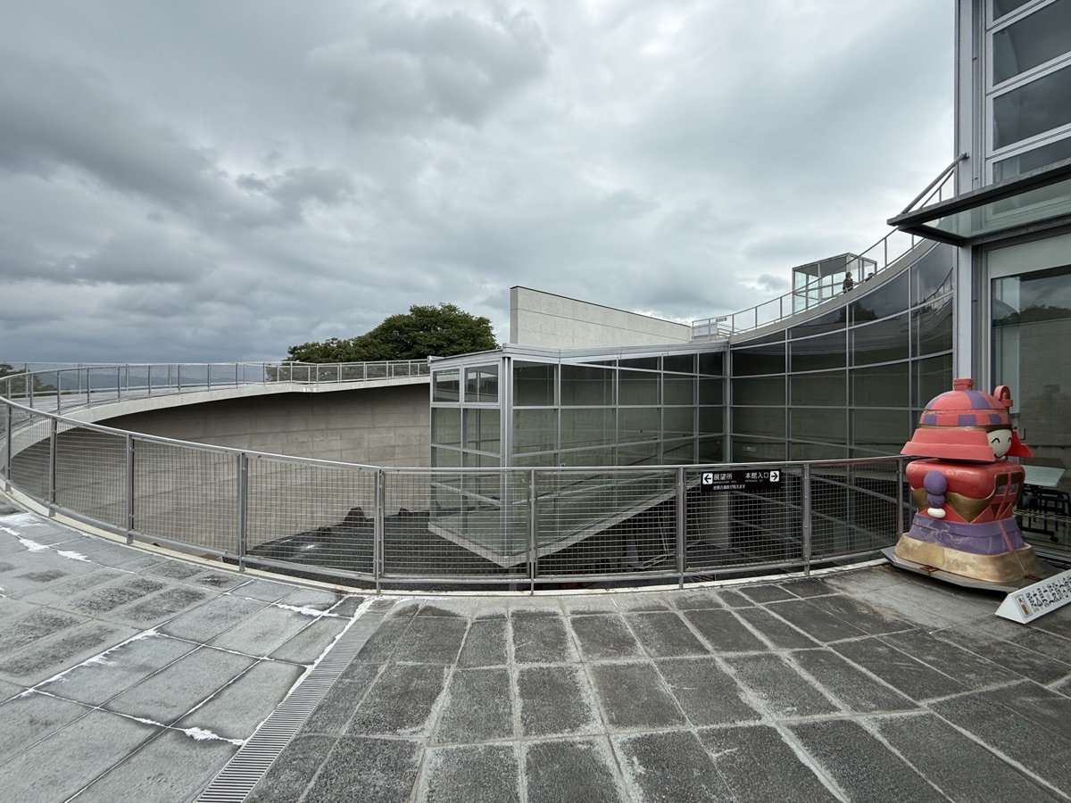 熊本県立装飾古墳館の中央の吹き抜けとスロープ