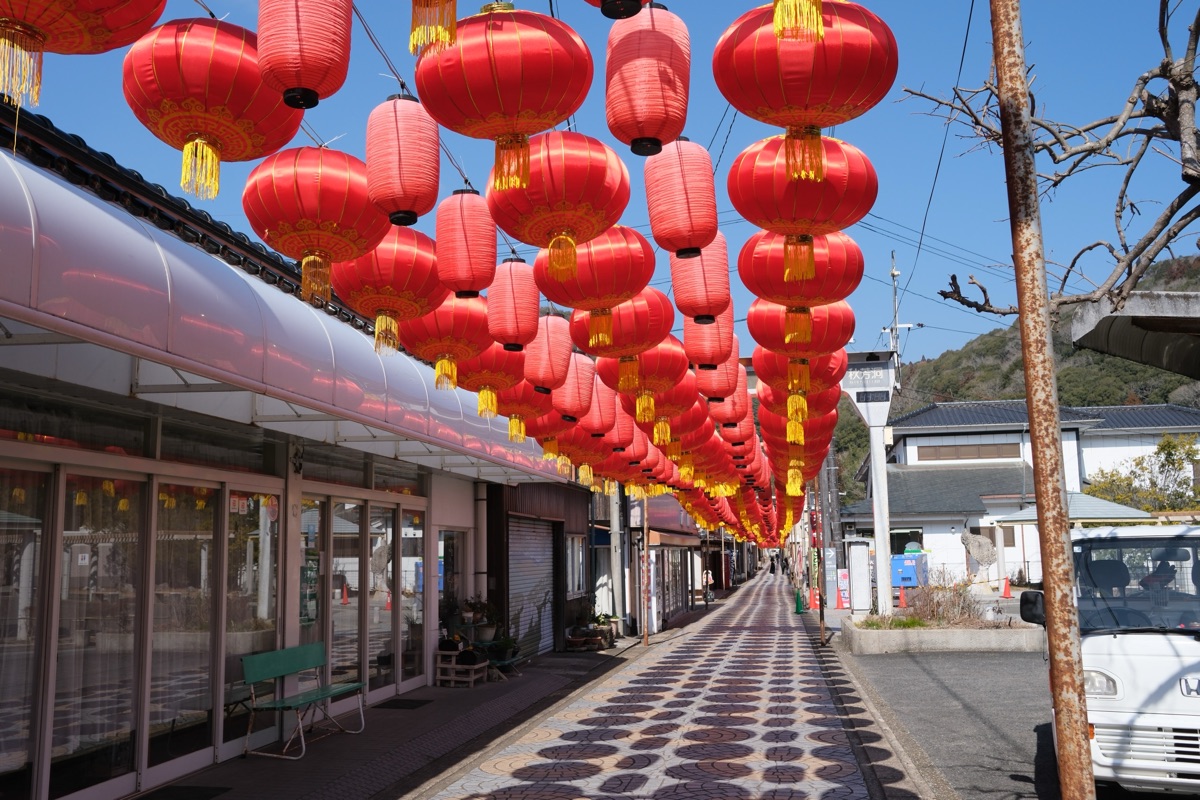 秋芳洞の入り口に続く商店街